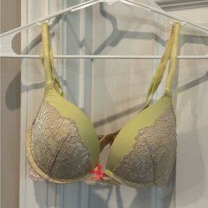 VICTORIA’S SECRET BRAND, Elegant Lace Trimmed Bra in Yellow, Sz (32D) Clothing